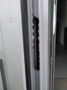 montaż dodatkowego zamka wpuszczanego w drzwiach aluminiowych